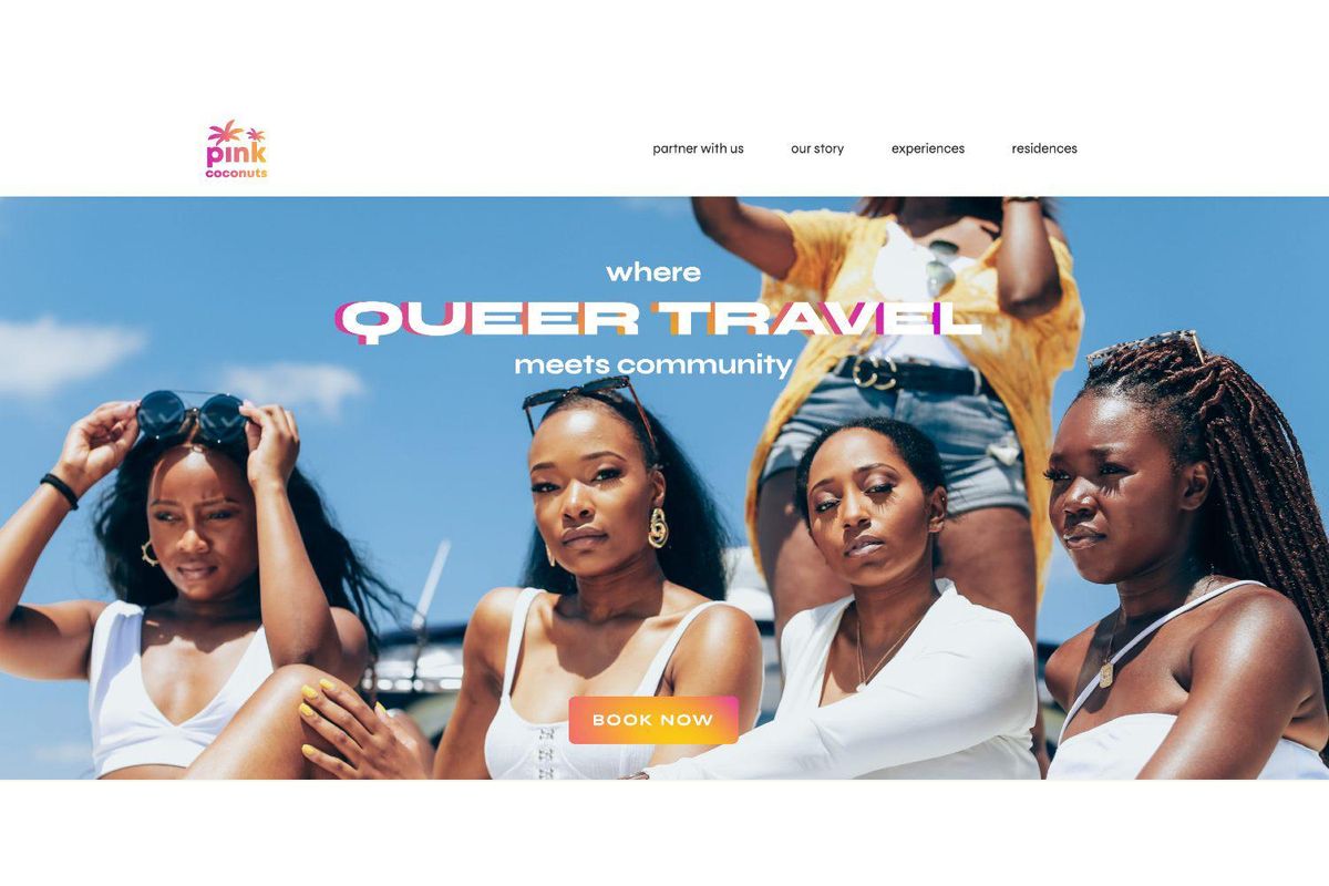 des femmes en vacances avec des noix de coco roses où les voyages queer rencontrent la communauté.